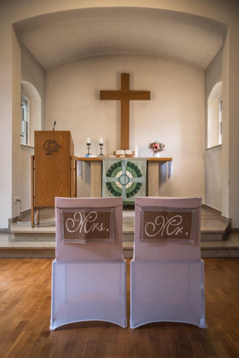 Geschmückter Altarraum der Kirche mit zwei Stühlen für das Brautpaar – Hochzeit Miriam & Pascal