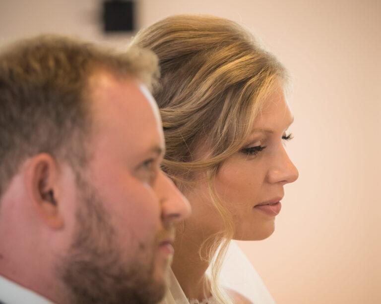 Brautpaar im Profil während der kirchlichen Trauung – Hochzeit Miriam & Pascal