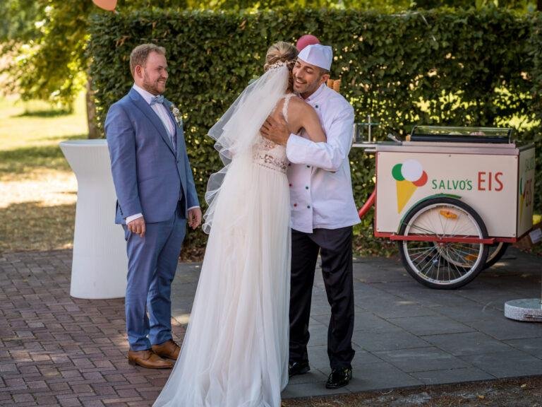 Brautpaar an einem Eiswagen im Garten – Hochzeitsfeier Miriam & Pascal