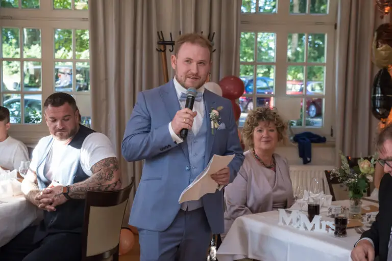 Bräutigam hält eine Rede, Gäste hören zu – Hochzeitsfeier Miriam & Pascal