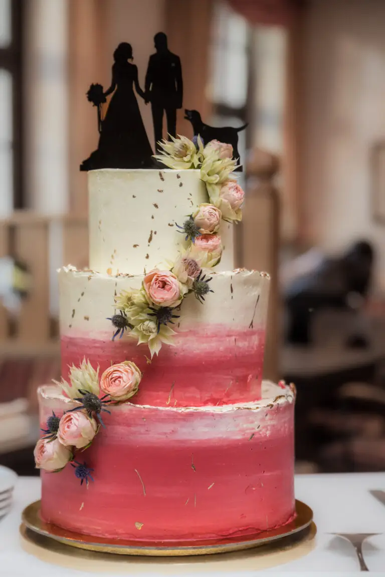 Rosa Hochzeitstorte mit Rosen und Brautpaar-Figuren – Hochzeitsfeier Miriam & Pascal