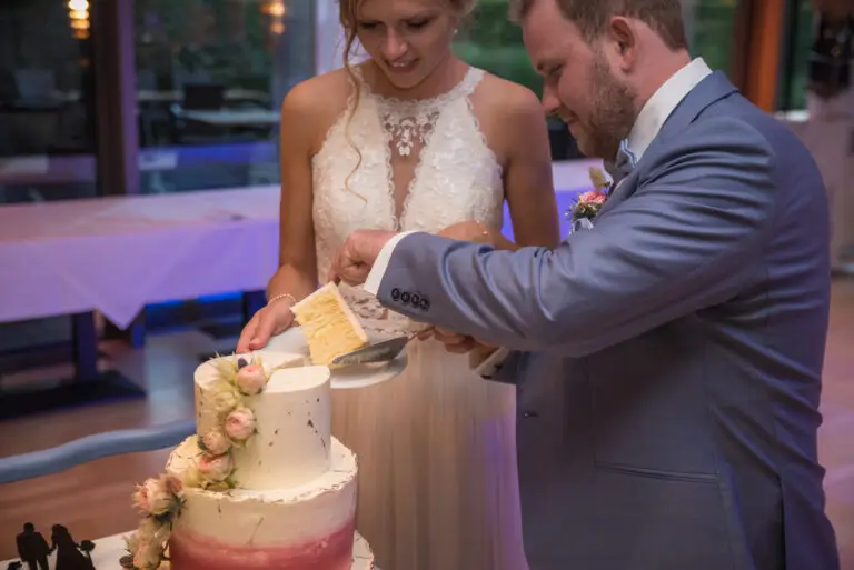 Brautpaar schneidet gemeinsam die Hochzeitstorte an – Hochzeitsfeier Miriam & Pascal