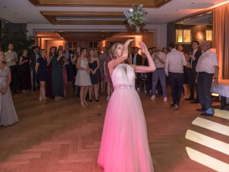 Braut tanzt im pinken Licht auf der Tanzfläche – Hochzeitsfeier Miriam & Pascal