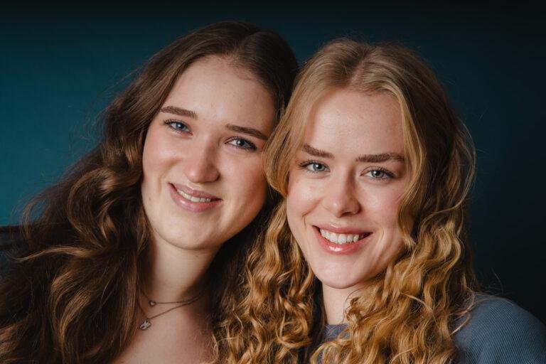 Zwei Freundinnen lachen gemeinsam in die Kamera – Fotoshooting mit Freunden in Münster