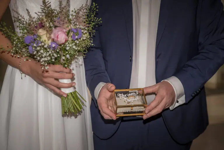 Braut mit Blumenstrauß, Bräutigam hält die Ringschachtel – Hochzeit Miriam & Pascal