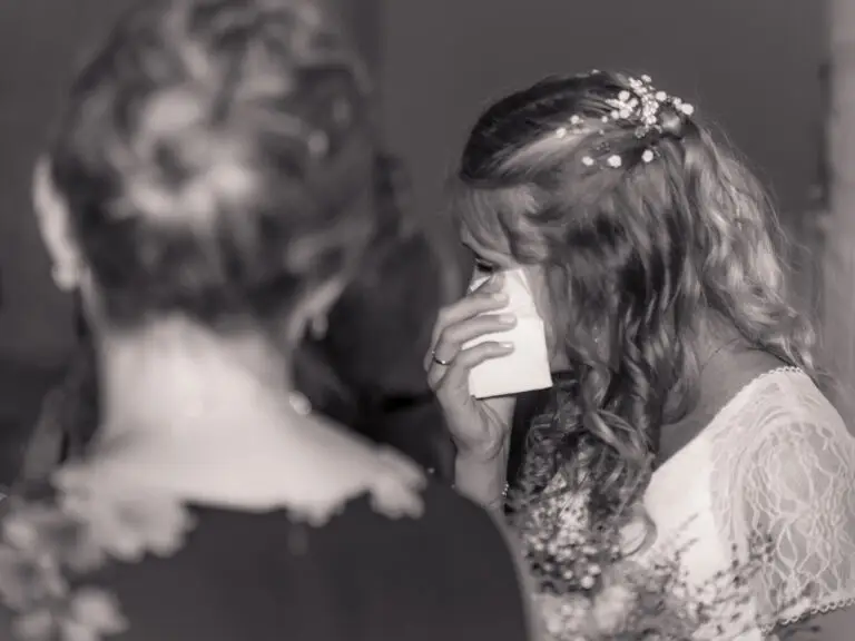 Schwarz-Weiß-Foto: Braut mit Haarschmuck im Gespräch – Hochzeit Miriam & Pascal