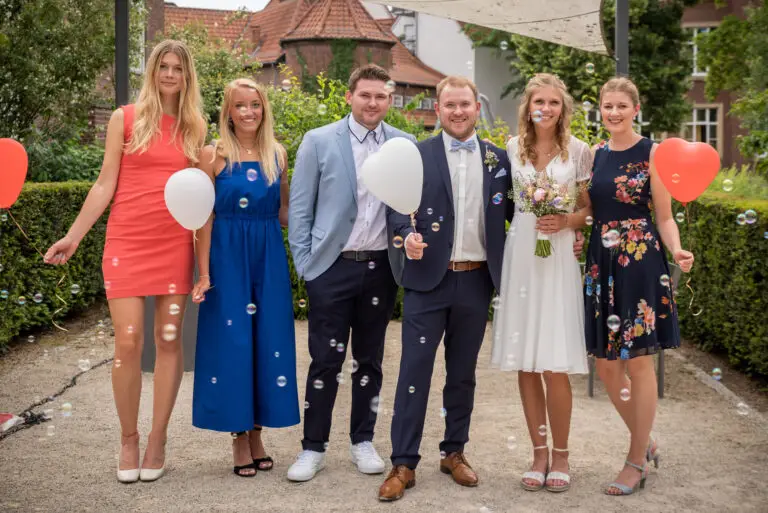 Brautpaar mit Trauzeugen und Freunden im Garten – Hochzeit Miriam & Pascal