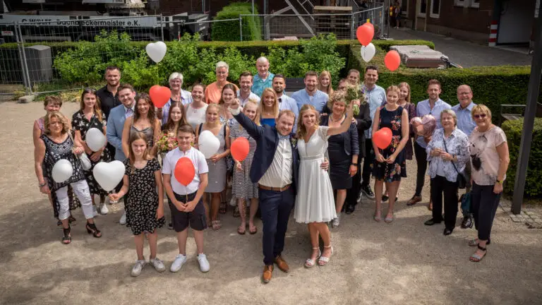 Gruppenfoto aller Gäste vor dem Haus – Hochzeit Miriam & Pascal