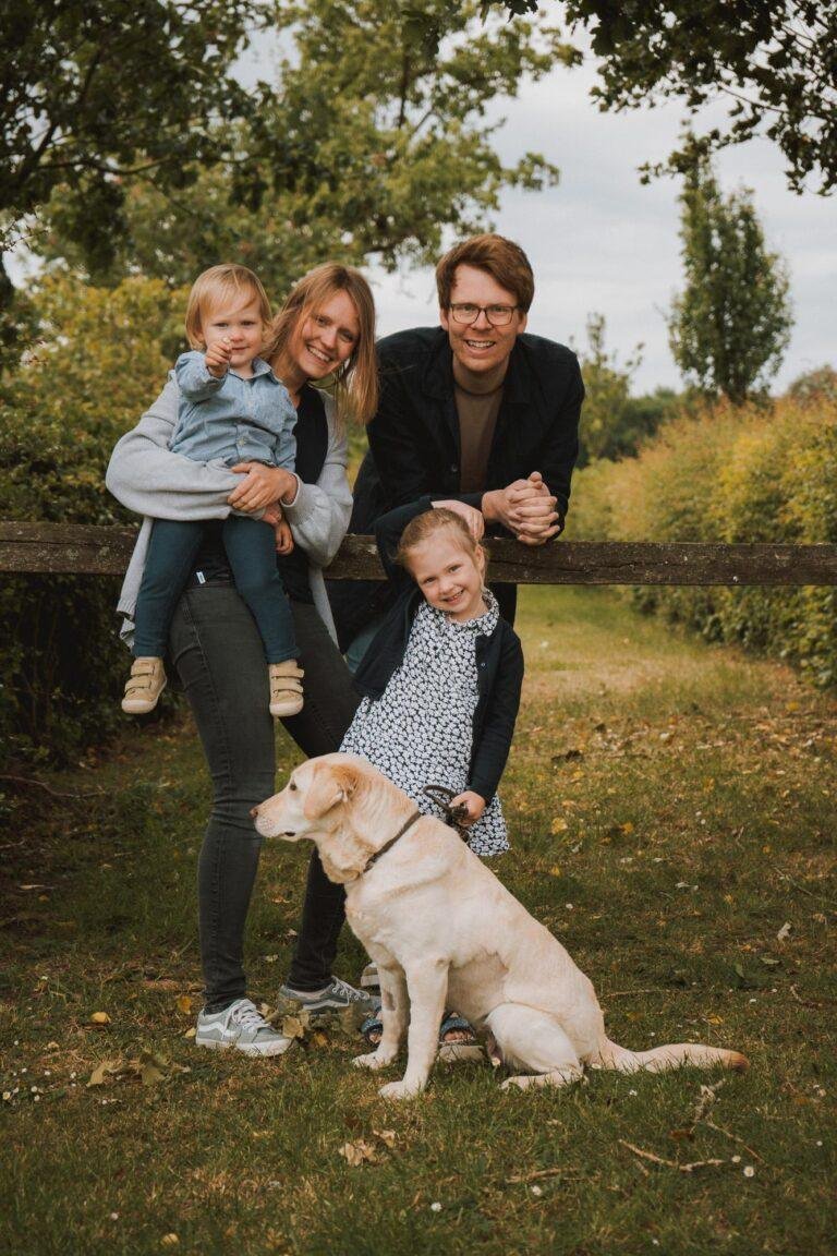 Familie mit Kind und Hund im Garten – Familienfotoshooting SNDR Photos Münster