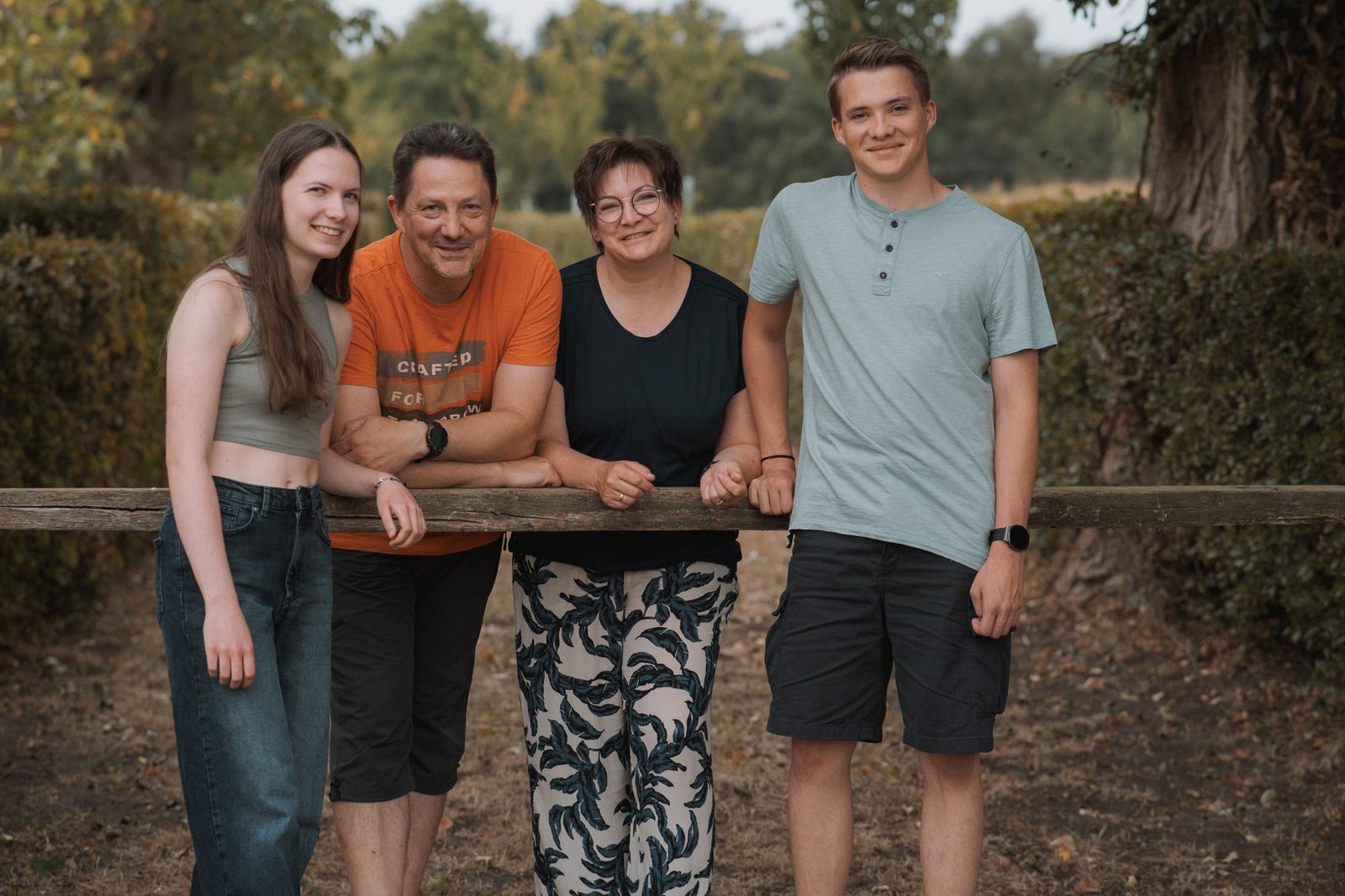 Familie beim Outdoor-Fotoshooting am Aasee Münster bei Sonnenuntergang