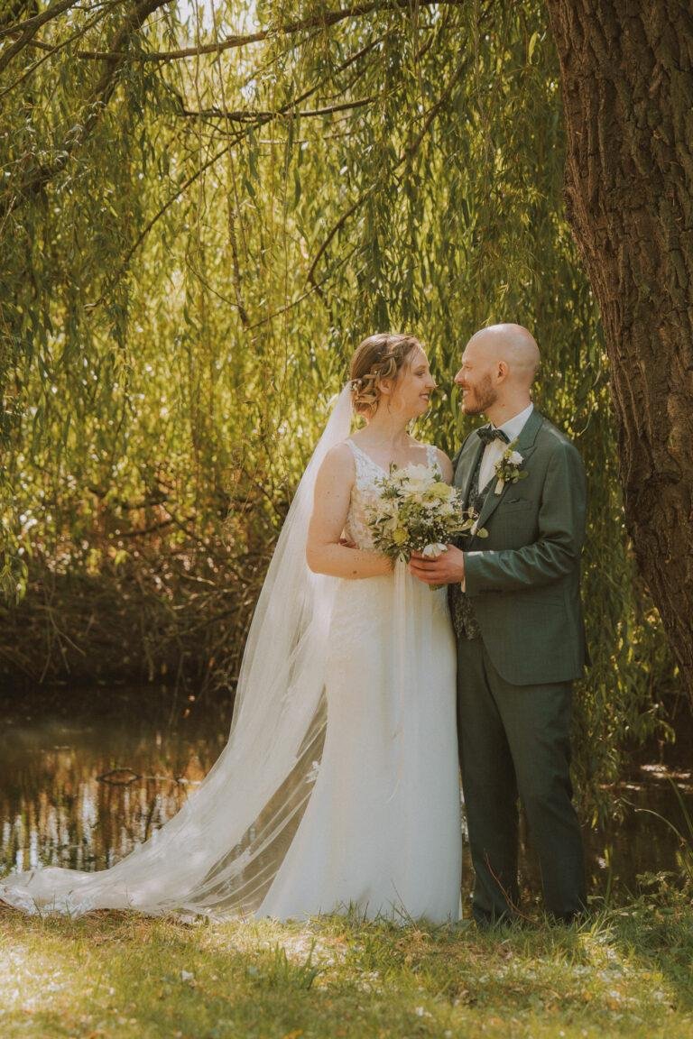 Web-10 Brautpaar unter einer Trauerweide am Wasser – Brautpaarshooting Renée & Patrick