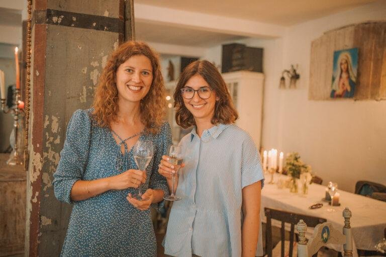 Web-12 Zwei Gäste lachen mit Getränken in der Hand – Hochzeitsfeier Renée & Patrick im Café Nobis