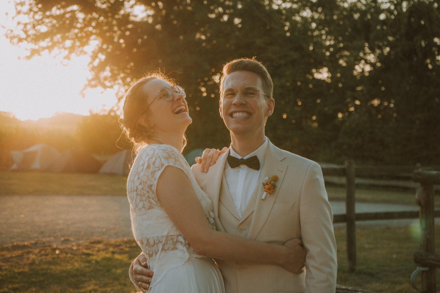 Brautpaar lacht im Abendlicht – Hochzeitsfotografie von SNDR Photos