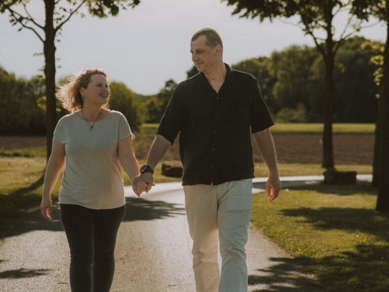 Paar geht Hand in Hand spazieren – Paarfotografie SNDR Photos Münster