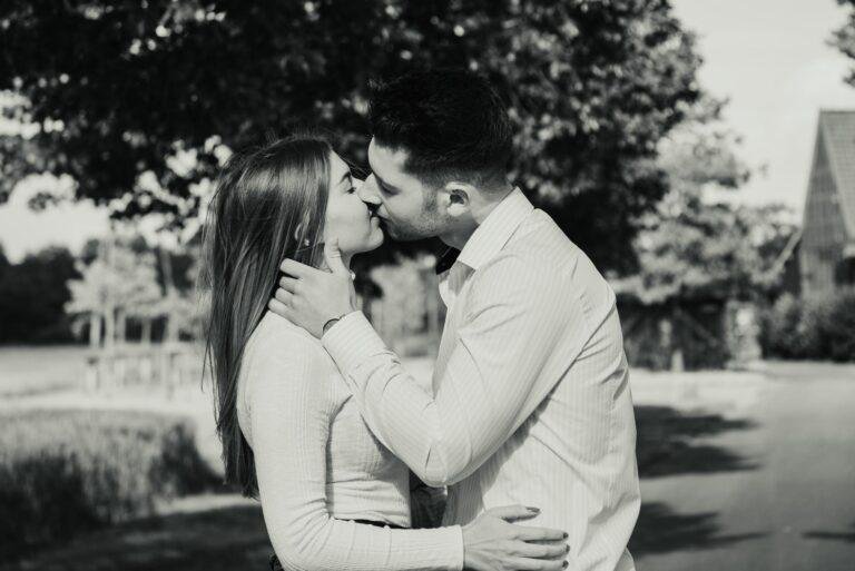 Schwarz-Weiß-Foto: Paar küsst sich im Garten – Paarfotoshooting SNDR Photos Münster