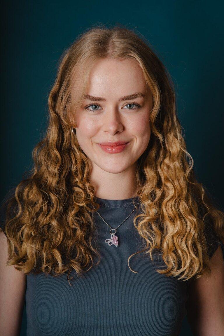 Web-2 Portrait einer jungen Frau mit Locken – Portraitfotografie SNDR Photos