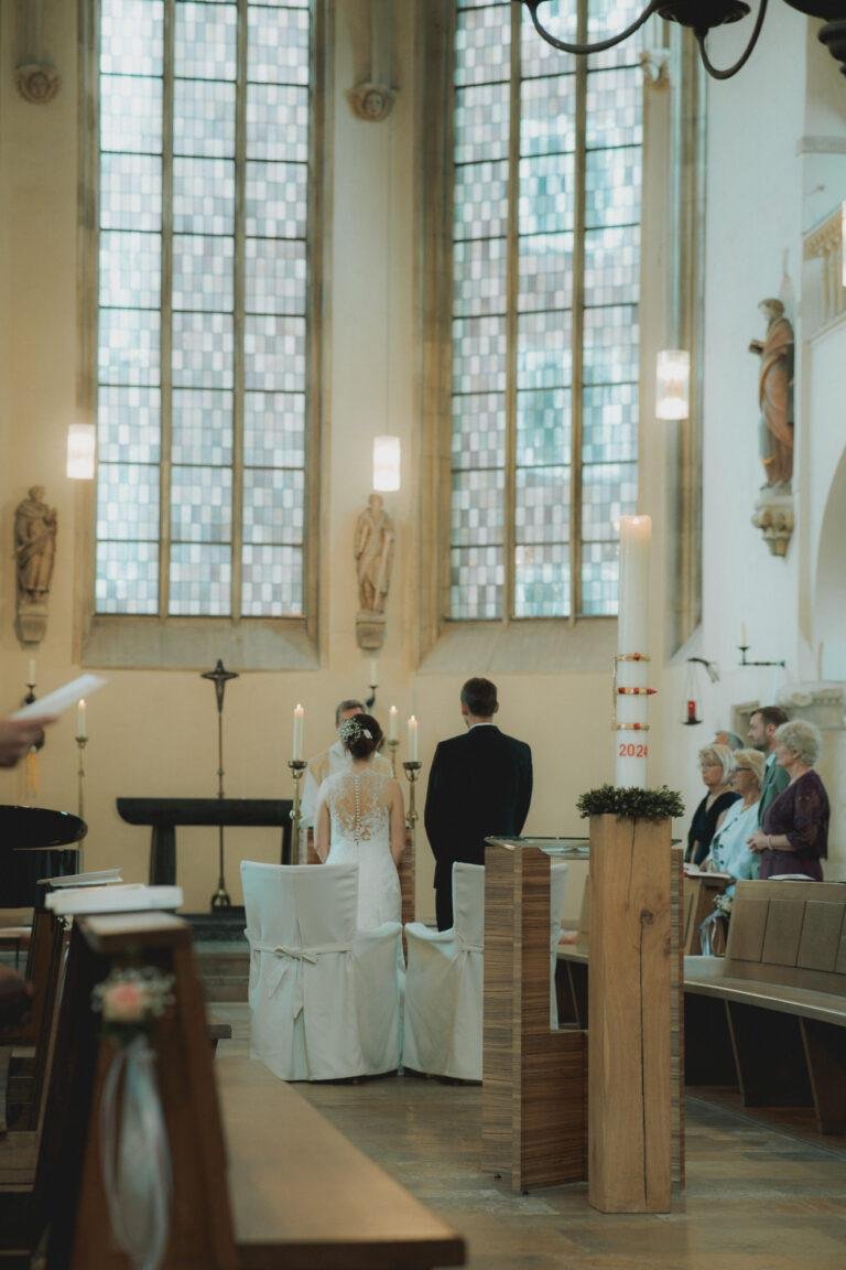 Web-20 Blick durch das Kirchenschiff mit hohen Fenstern zum Altar – kirchliche Trauung Bernadette & André