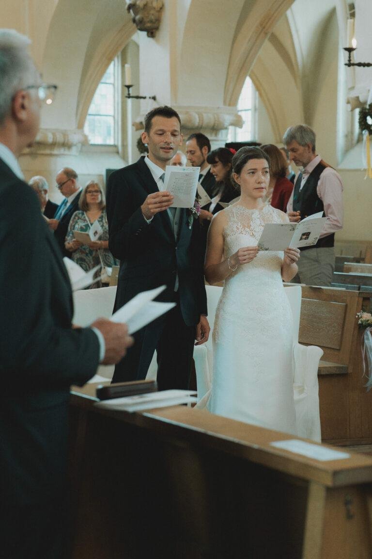 Web-21 Brautpaar und Gäste singen gemeinsam – kirchliche Trauung Bernadette & André