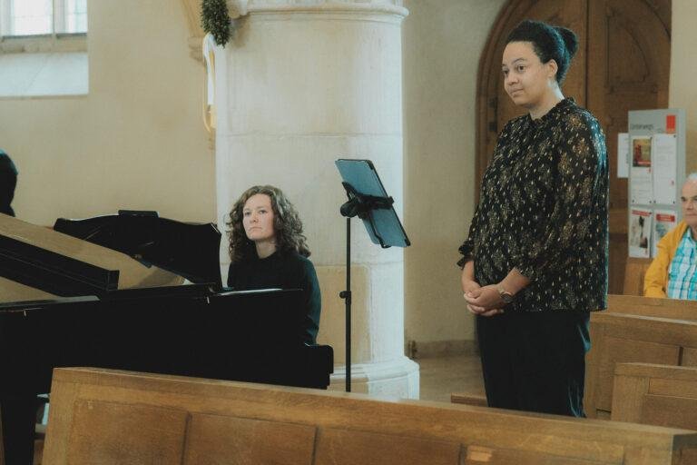 Web-23 Sängerin singt in der Kirche am Notenständer – kirchliche Trauung Bernadette & André