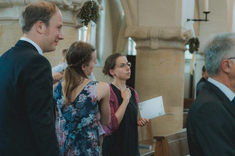 Web-24 Gäste singen mit Liedheften in der Kirche – kirchliche Trauung Bernadette & André