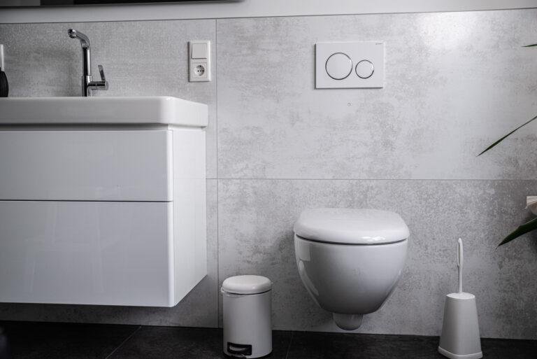 Modernes Gäste-WC mit Waschtisch und Wand-WC – Business-Fotografie SNDR Photos Münster