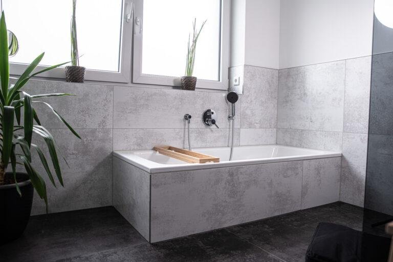 Modernes Badezimmer mit Badewanne und großen Fliesen – Business-Fotografie SNDR Photos Münster