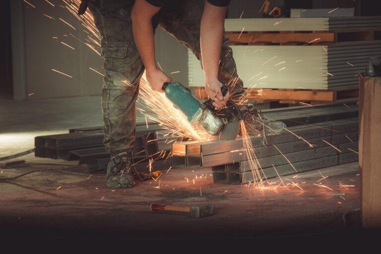 Handwerker schleift Metall, Funken fliegen – Business-Fotografie SNDR Photos Münster