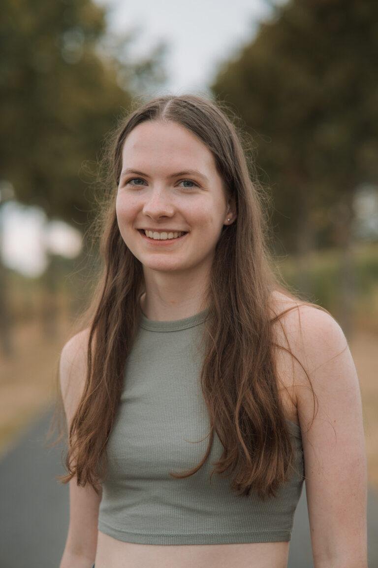 Junge Frau lächelt im Freien – Outdoor-Portrait in Münster