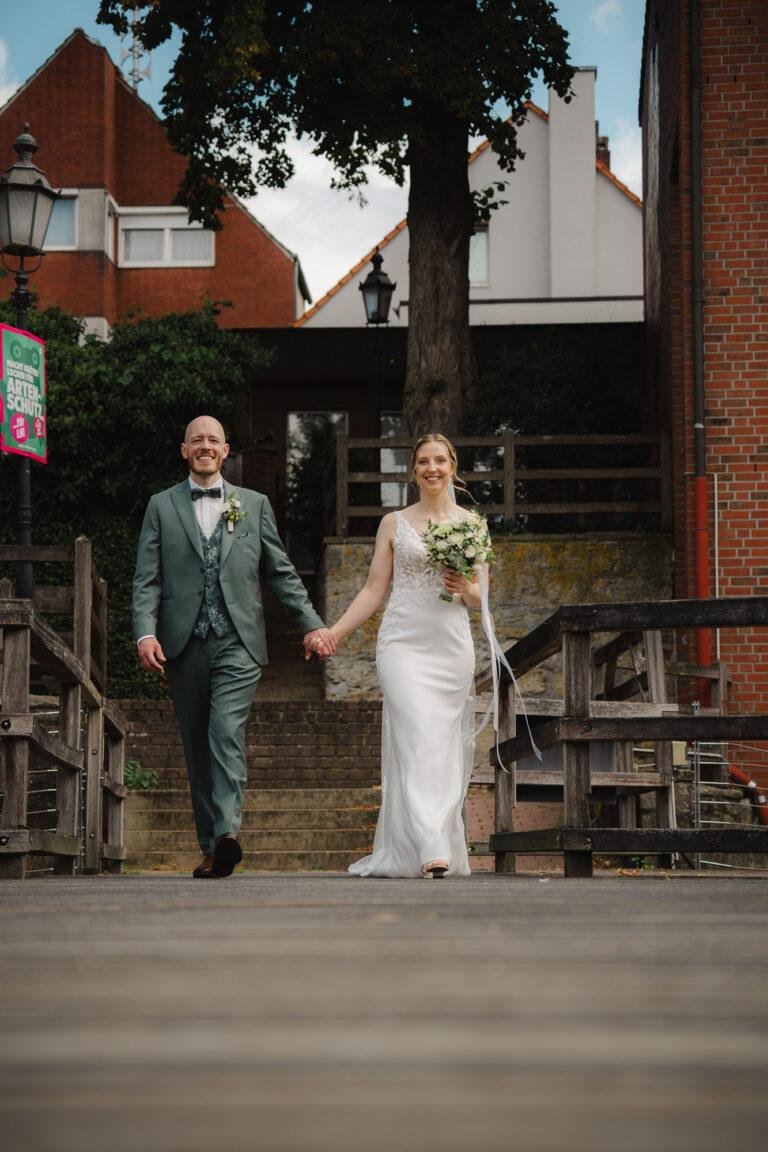 Web-3 Brautpaar geht Hand in Hand über eine Treppe – Brautpaarshooting Renée & Patrick