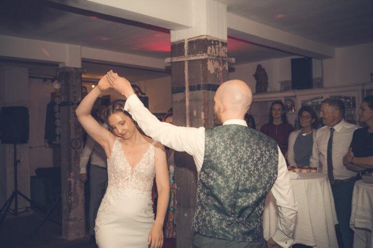 Web-35 Bräutigam dreht die Braut beim Hochzeitstanz – Hochzeitsfeier Renée & Patrick im Café Nobis