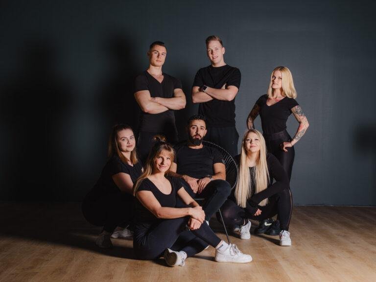 Fitness-Team posiert in schwarzer Sportkleidung – Business-Fotografie SNDR Photos Münster
