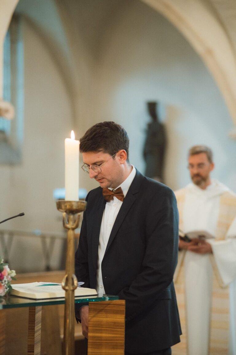Web-37 Bräutigam liest am Lesepult vor – kirchliche Trauung Bernadette & André