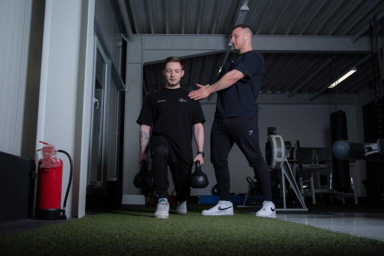 Zwei Trainer stehen in einem Fitnessstudio – Business-Fotografie SNDR Photos Münster