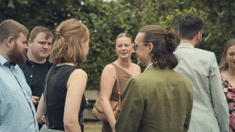 Gäste stehen nach der freien Trauung zusammen und gratulieren – Hochzeit Nora & Simon