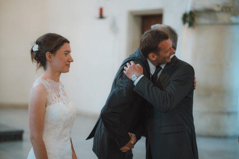 Web-41 Braut wird vom Vater am Altar an den Bräutigam übergeben – kirchliche Trauung Bernadette & André