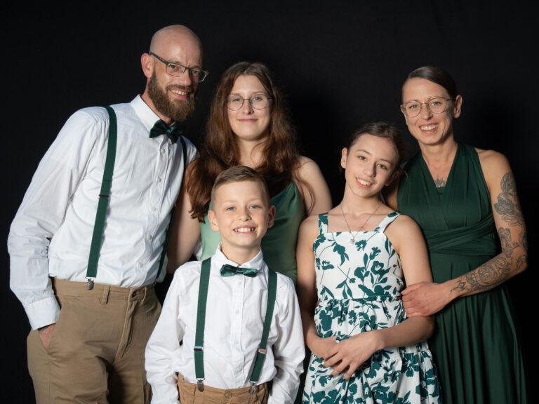 Web-44 Familie mit Kindern posiert vor schwarzem Hintergrund – Hochzeit Renée & Patrick, Fotobox-Porträt