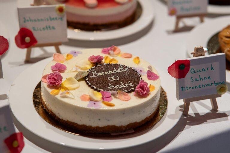 Web-47 Torte mit Rosenblüten auf dem Kuchenbuffet – Hochzeitsfeier Bernadette & André