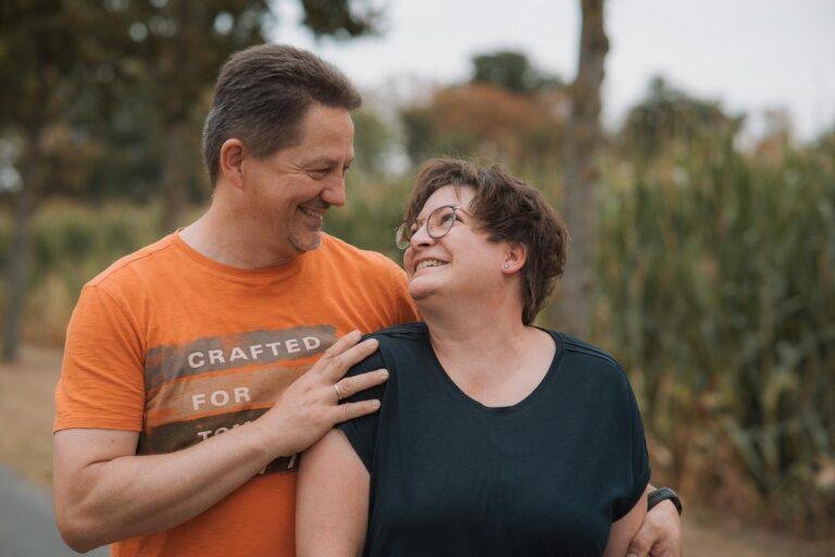 Paar lacht zusammen im Garten – Paarfotoshooting SNDR Photos Münster