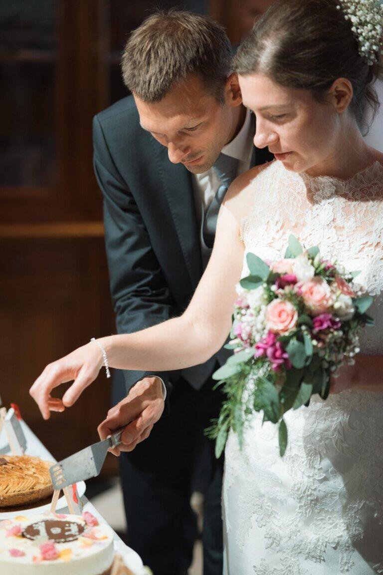 Web-50 Brautpaar nimmt sich vom Kuchenbuffet – Hochzeitsfeier Bernadette & André