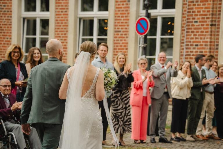 Web-53 Gäste warten vor dem Backsteingebäude auf das Brautpaar – Standesamt Renée & Patrick