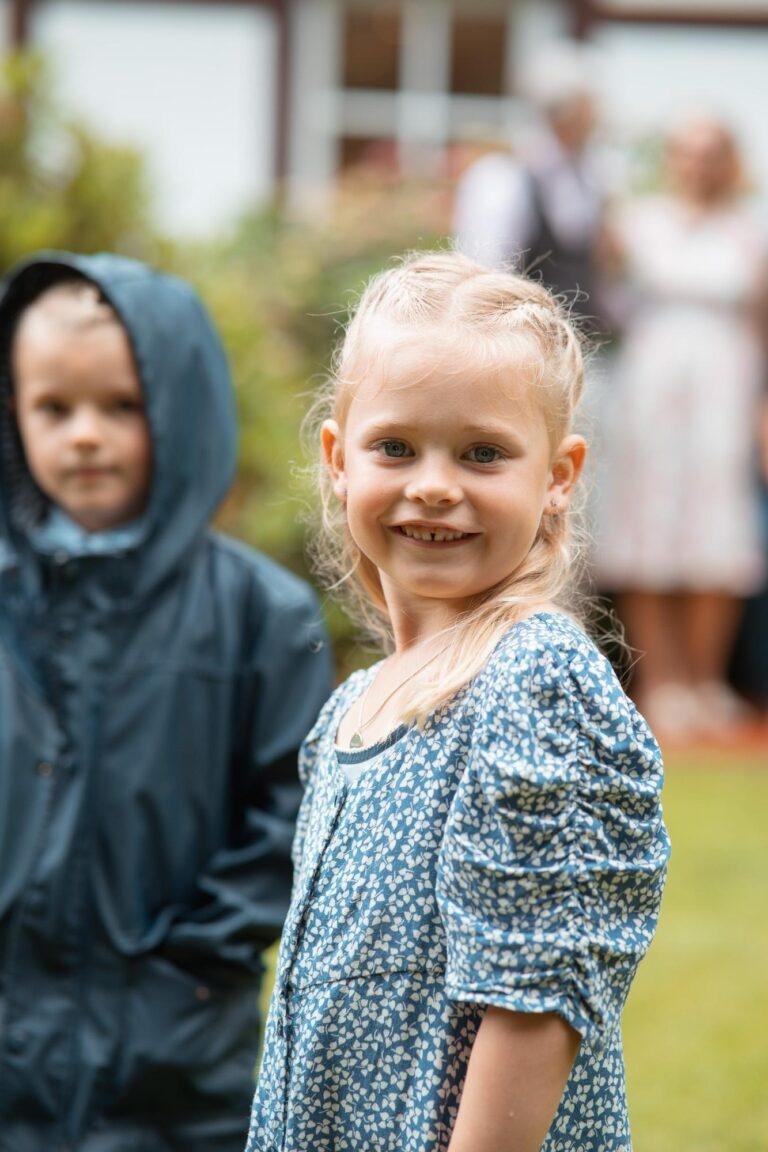 Web-54 Zwei Kinder schauen neugierig in die Kamera – Hochzeitsfeier Bernadette & André