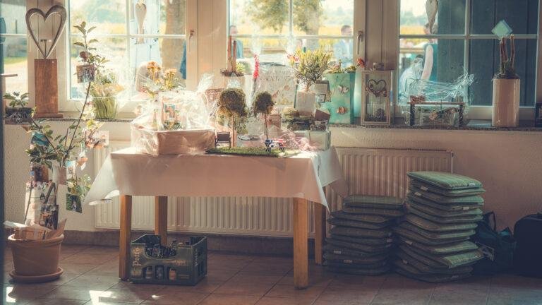 Geschmückter Raum mit Tischen und Deko für die Feier – Hochzeitsfeier Nora & Simon