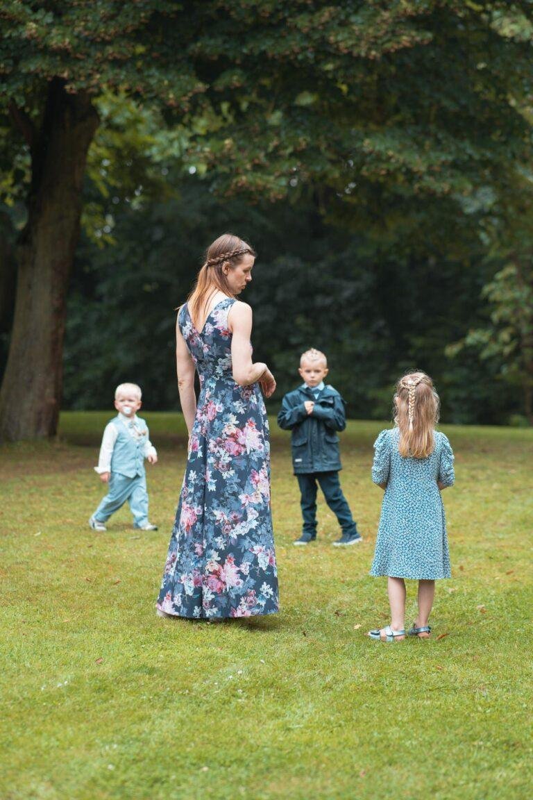 Web-55 Frau im Blumenkleid mit zwei Kindern auf der Wiese – Hochzeitsfeier Bernadette & André