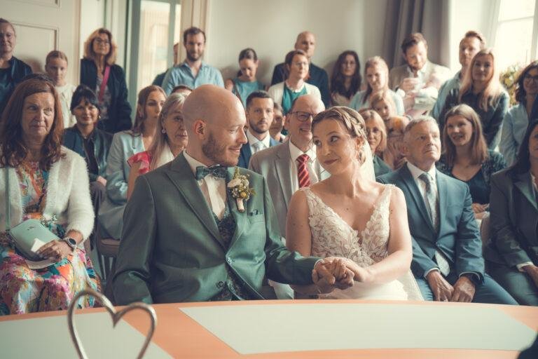 Web-57 Gäste verfolgen die standesamtliche Trauung – Standesamt Renée & Patrick