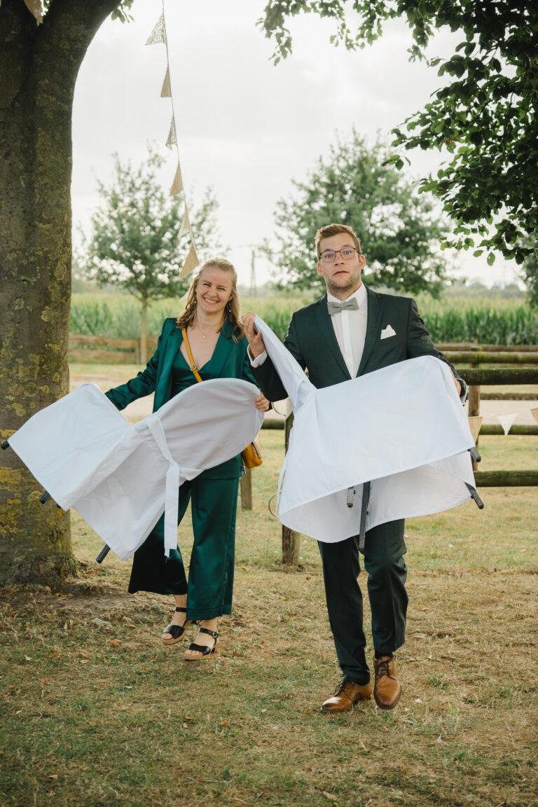 Brautpaar schwenkt weiße Tücher im Garten – Hochzeitsfeier Nora & Simon