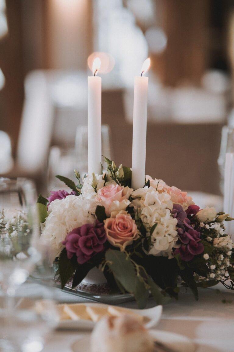 Web-58 Blumengesteck mit Rosen und Kerzen auf dem Tisch – Hochzeitsfeier Bernadette & André