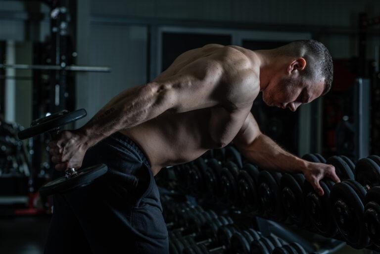 Sportler trainiert im dunklen Fitnessstudio – Business-Fotografie SNDR Photos Münster