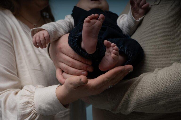 Eltern halten die kleinen Füße ihres Neugeborenen – Babyfotos SNDR Photos Münster