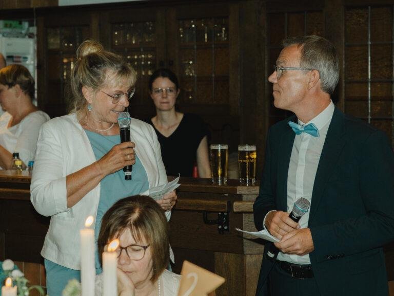 Gäste halten eine Rede mit Mikrofon – Hochzeitsfeier Nora & Simon