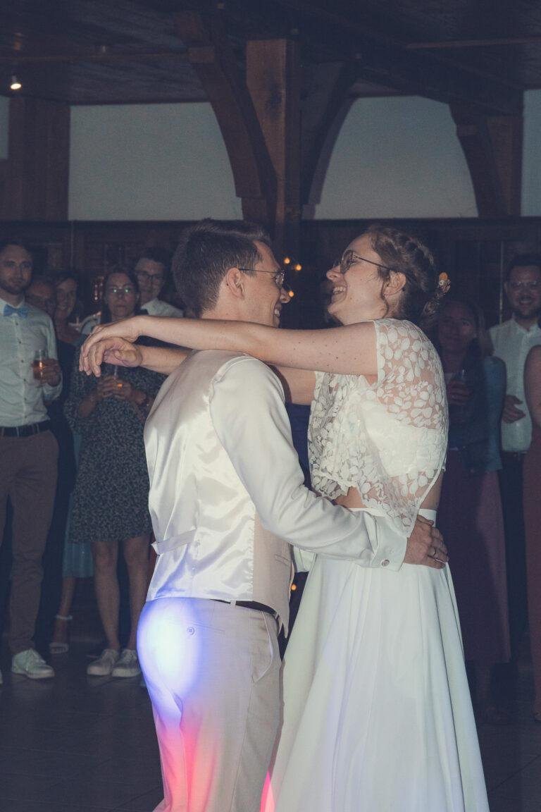Brautpaar beim Eröffnungstanz, Gäste schauen zu – Hochzeitsfeier Nora & Simon
